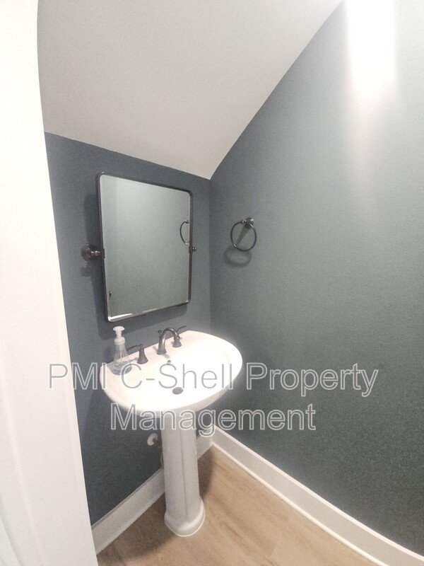 New 3 Bedroom 3.5 Townhome, Close to University-Hospital, Pets OK property image